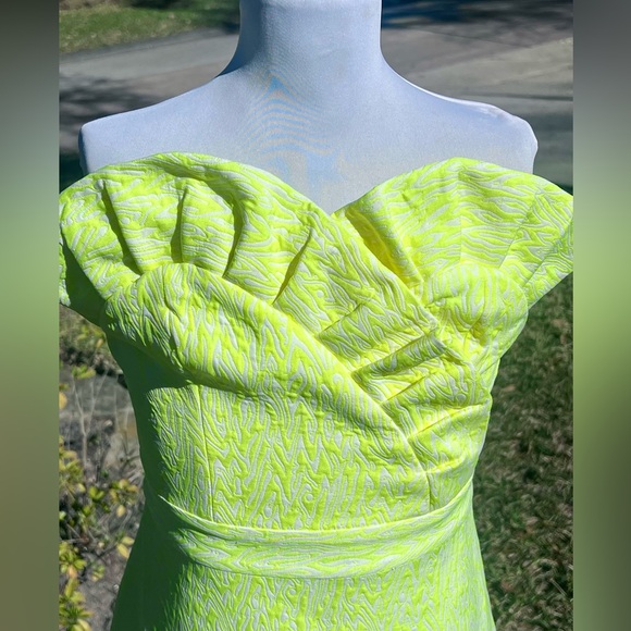 NEW - BEBE - YELLOW STRAPLESS - RUFFLED MINI DRESS - SIZE - 2 - Picture 4 of 6